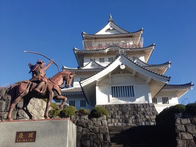 鎌倉幕府成立に大きく貢献した千葉氏の像と郷土博物館