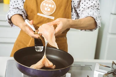 鶏肉は食べやすい大きさにカット