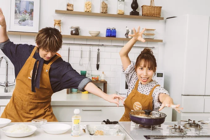 フライパンに念を送る二人