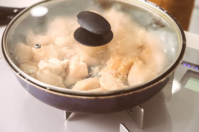 下味を付けたフライパンでそのまま揚げ焼きに