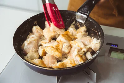 このくらいの焼き色が付いたら裏返します