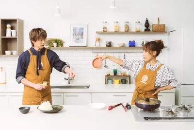 フライパンに触れさせないようにするみきさん（笑）