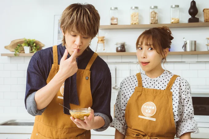 小山さんがソースの味見中