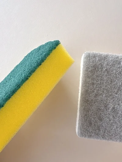 コゲ取りなどに使える目の粗いものがあるスポンジを滑らせるだけで…▶︎▶︎▶︎（次へ）