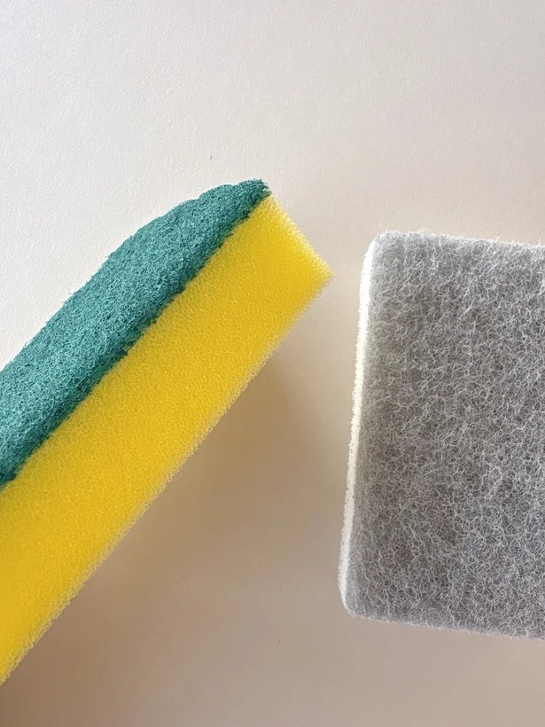 コゲ取りなどに使える目の粗いものがあるスポンジを滑らせるだけで…▶︎▶︎▶︎(次へ)