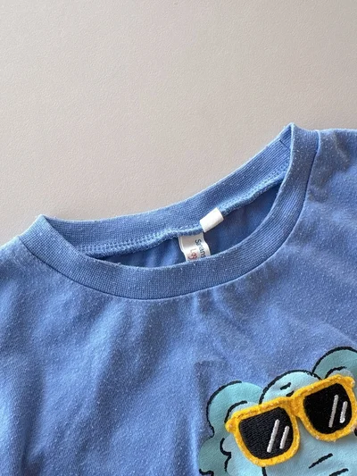 【Before】首元に小さな毛玉がポロポロある子どものTシャツ（次へ▶︎After）