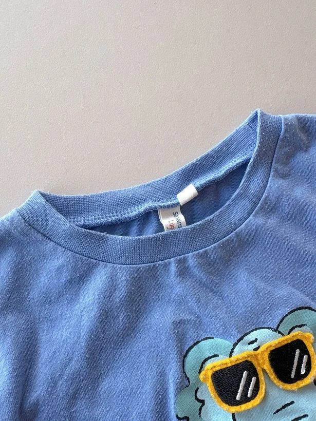 【Before】首元に小さな毛玉がポロポロある子どものTシャツ(次へ▶︎After)