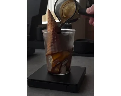 インパクト抜群のソフトクリーム丸ごとさかさまコーヒー！