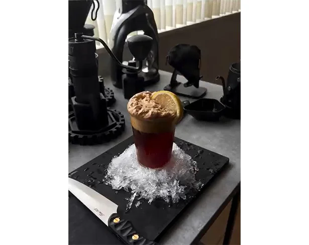 炭酸割にレモンを添えて