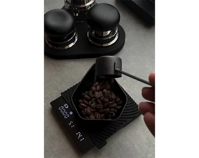 コーヒー豆をマシンにセット