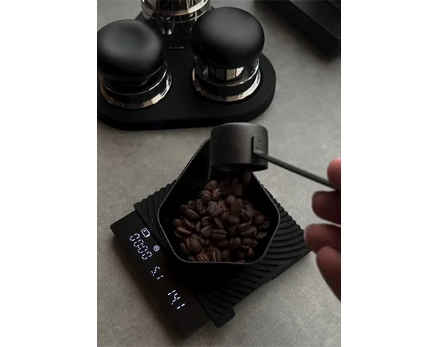 コーヒー豆をマシンにセット