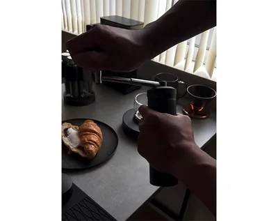 豆を挽いている様子