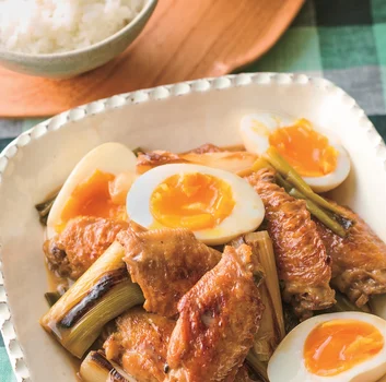 ねぎの甘み＆手羽中のうまみをポン酢じょうゆで爽やかに！「手羽中と長ねぎのポン酢焼き煮込み」