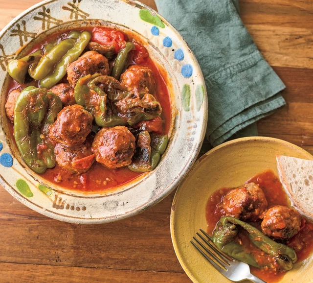 ピーマンのたねまでおいしい！「ミートボールとまるごとピーマンのトマト焼き煮込み」