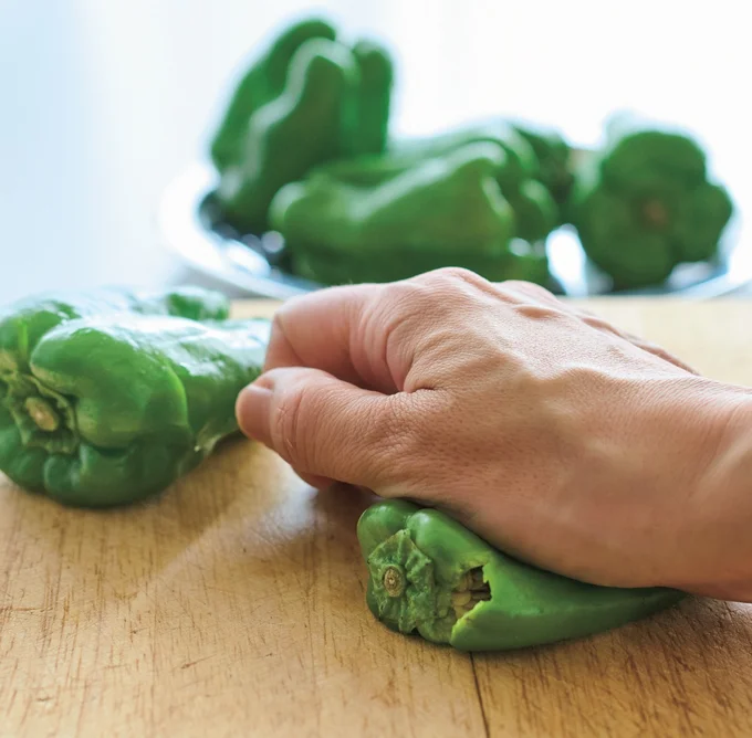 ピーマンは潰して裂け目を作る。火が通りやすくなり、やわらかく仕上がる。