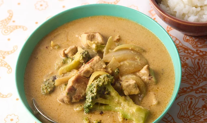 ご飯にもパンにも合う。カレールウ×牛乳で作る「豚ロースのカレークリームスープ」