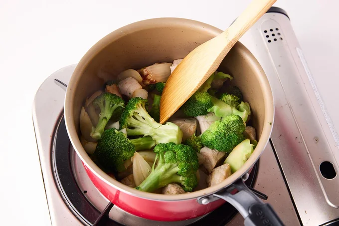 鍋に油をひかず、豚肉、玉ねぎ、ブロッコリーを入れて炒める