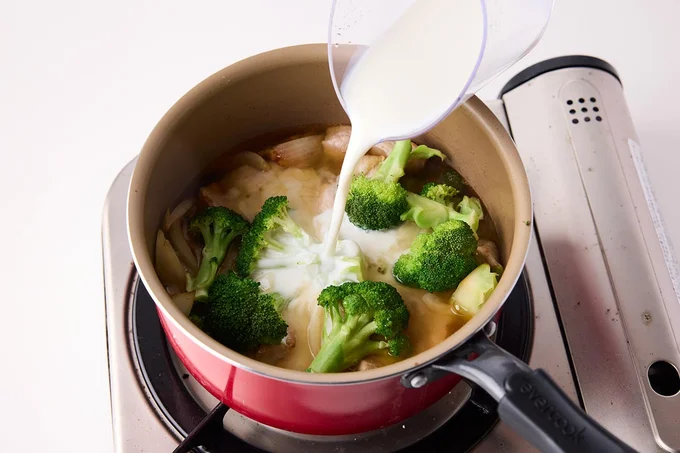 牛乳を加えたあとは、沸騰させないよう注意