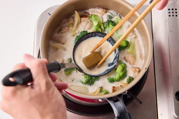 ルウは味噌のようにお玉を使って溶かすと溶け残りにくい