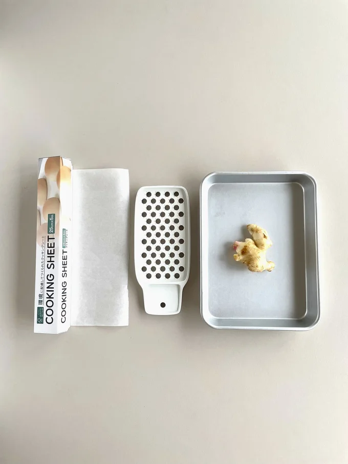 おろし生姜のプチストレスを解消してくれるのは…クッキングシート!やり方はめちゃくちゃ簡単。(▶やり方は次へ)
