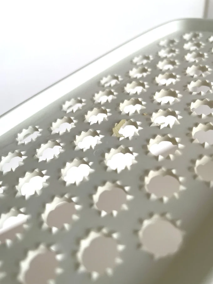 にんにくの時はクッキングシートに小さな穴があいたのか、繊維がおろし金に