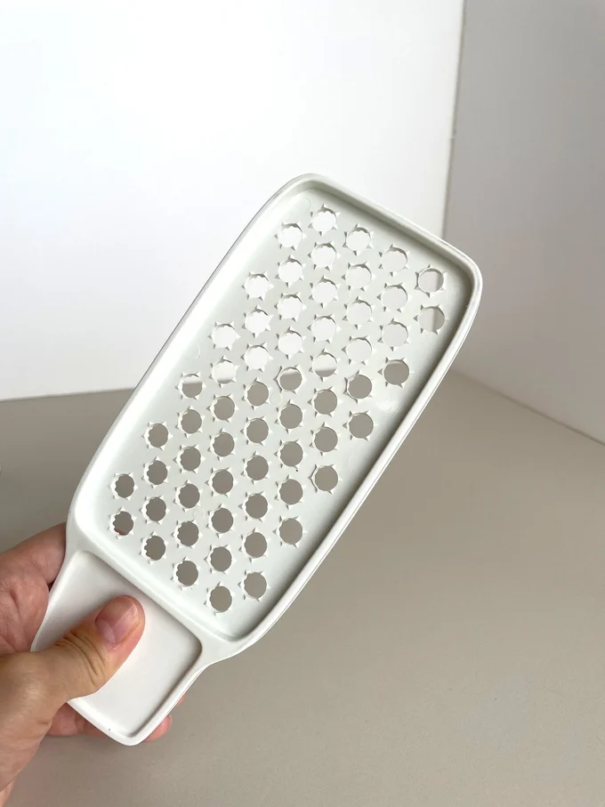 まずはおろし金を用意します。おろし金はプラスチックタイプのものでもOK!▶そのあとクッキングシートを…?