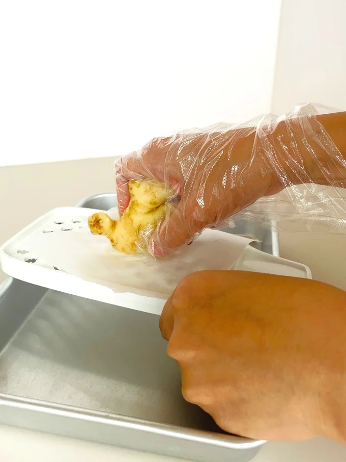 クッキングシートの上からすりおろすだけ(▶次へ)