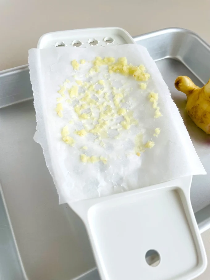 いつも通りおろし生姜が完成!▶クッキングシートの状態は次へ!