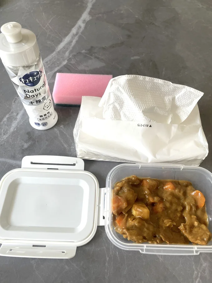 まずここにあるのはタッパーにいれたカレー。油汚れがなかなかとれないんですよね…（▶次へ）