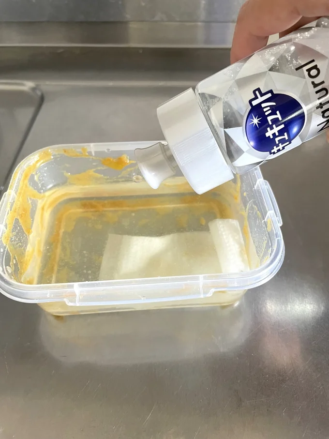 水と食器用の中性洗剤を数滴入れて…（▶︎次へ）