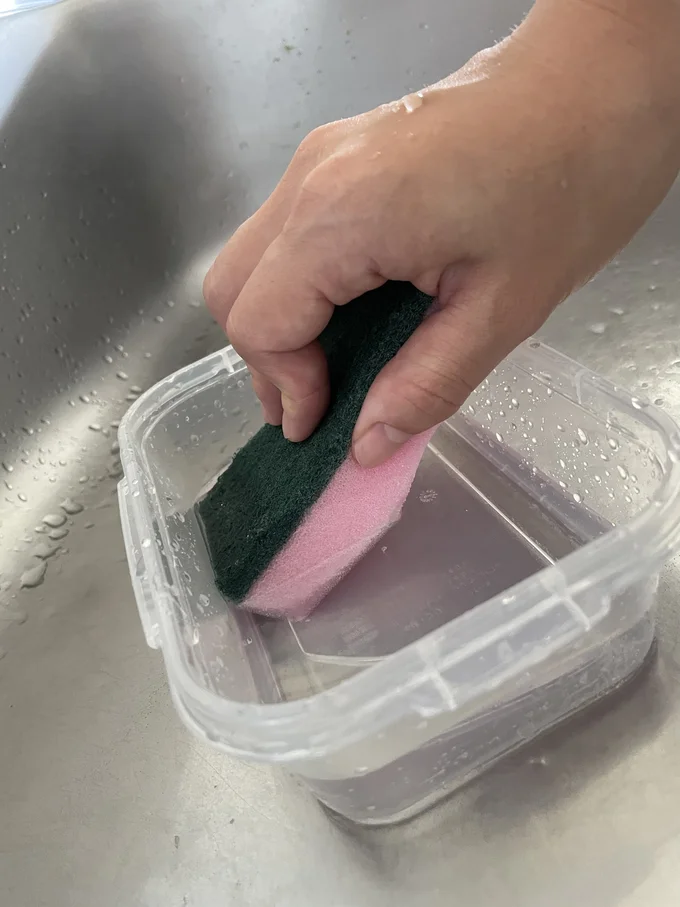 気になる部分もスポンジでサッとこするだけ（▶次はキッチンペーパーナシでもトライ）