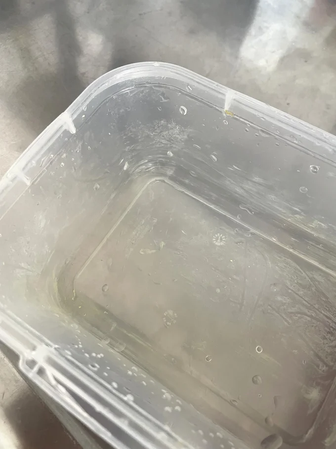 やっぱり油汚れが気になりますよね（▶キッチンペーパーなしでやってみます）