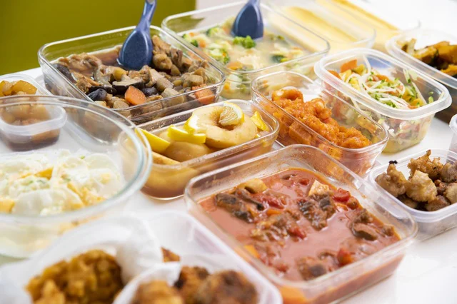 作り置きにも便利なタッパー。気になる油汚れを簡単にスッキリさせる裏技