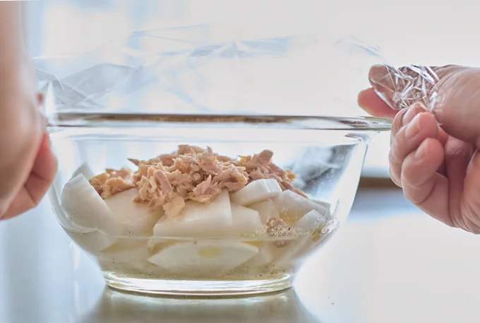 耐熱ボウルに調味料を入れて混ぜ、大根、ツナの順に重ね入れる。