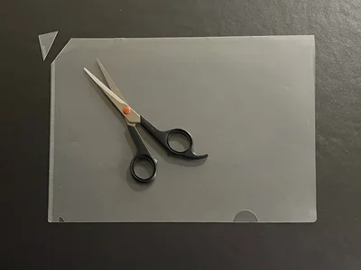 ほんの少しだけカット（▶︎カットしたクリアホルダーを…）