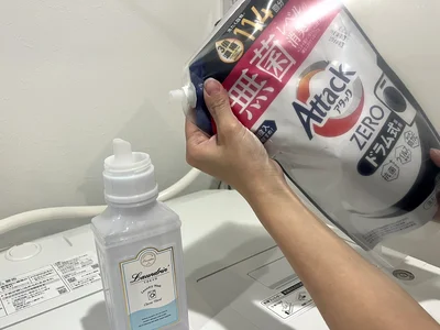 注ぎ口を詰め替えパックの底を持つのがポイント！（※写真はイメージ）