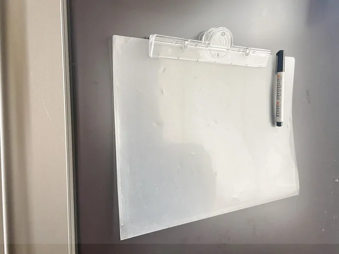 大きめのクリップマグネットなどで冷蔵庫にペタっとするだけ（さぁ、どう使う？▶︎次へ）