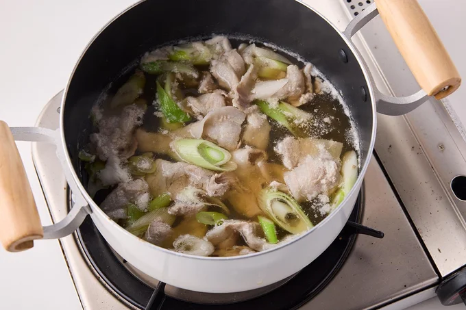 鍋に豚肉、長ねぎ、Aを入れて火にかける