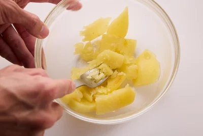 じゃがいもを別のボウルに入れてフォークなどで軽くつぶす