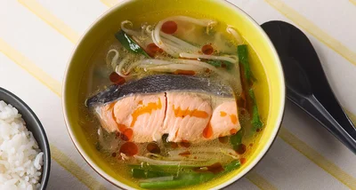 ニラでパンチを効かせた「鮭とニラもやしの味噌スープ」