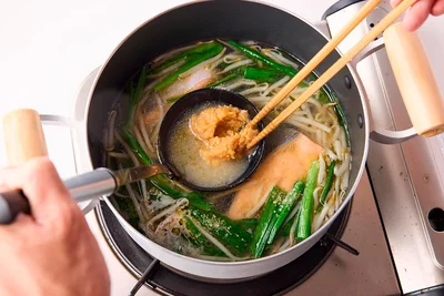 味噌を溶き入れる