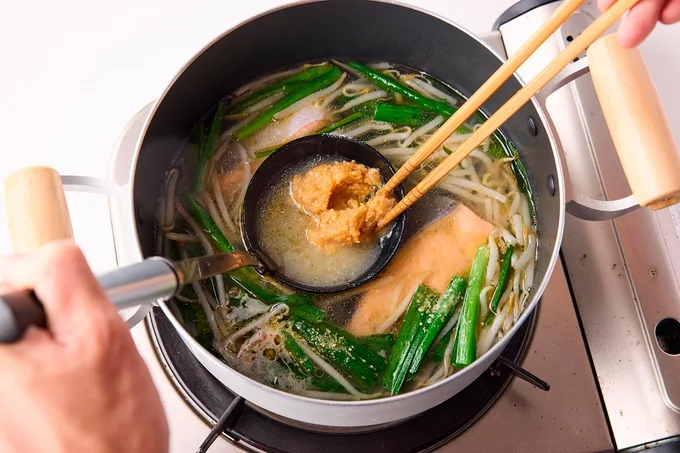 味噌を溶き入れる