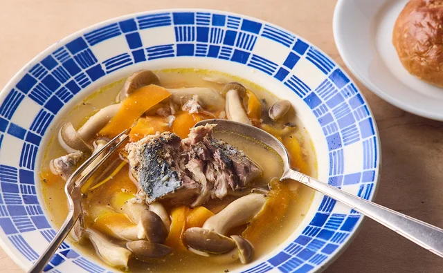 にんにくの香りが食欲をそそる「さば缶ときのこのガーリックコンソメスープ」