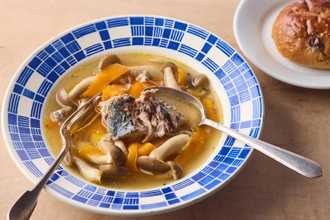 さば缶ときのこのガーリックコンソメスープ