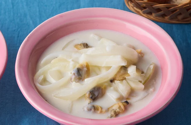 冷凍フライドポテトで食べ応えアップ！「あさりとポテトのクラムチャウダー風スープ」