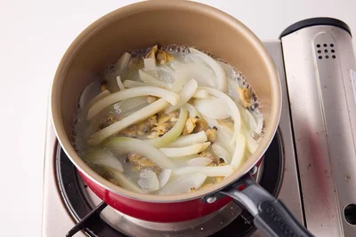 鍋にあさり、玉ねぎ、冷凍フライドポテト、水を入れて火にかけ、ひと煮立ちさせる