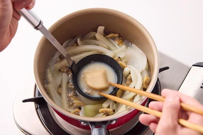 クリームシチュールウを加えてよく溶かす