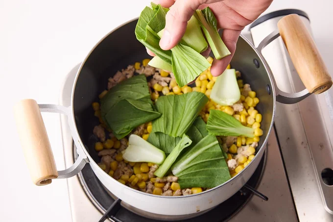 鍋に油をひかずにひき肉を入れて炒める