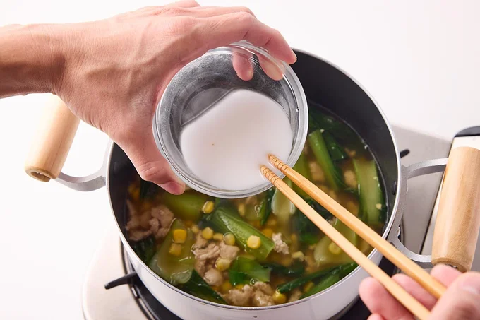 水溶き片栗粉を加えて混ぜ、とろみをつける