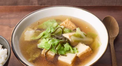 レンチンだけで即完成！ごま油が香る「厚揚げと塩昆布キャベツのスープ」